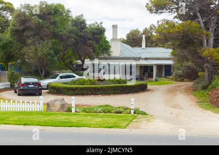 The 'Yelki by the Sea' Bed and BeBreakfast Establishment at 66 Franklin Parade, Encounter Bay S.A., 5211, Australia. La storica residenza era precedentemente conosciuta come Fountain Inn. Foto Stock