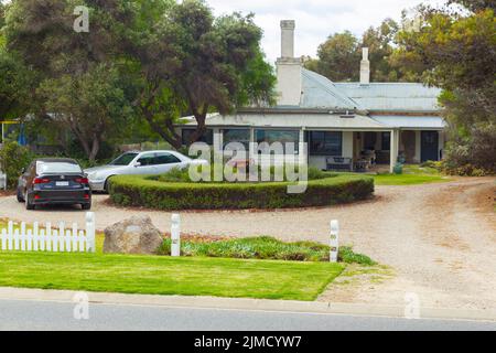 The 'Yelki by the Sea' Bed and BeBreakfast Establishment at 66 Franklin Parade, Encounter Bay S.A., 5211, Australia. La storica residenza era precedentemente conosciuta come Fountain Inn. Foto Stock