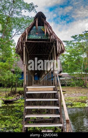 Il Curassow Amazon Lodge si trova sulle rive del fiume Yanayacu nell'Amazzonia peruviana Foto Stock