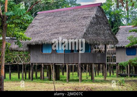 Il Curassow Amazon Lodge si trova sulle rive del fiume Yanayacu nell'Amazzonia peruviana Foto Stock