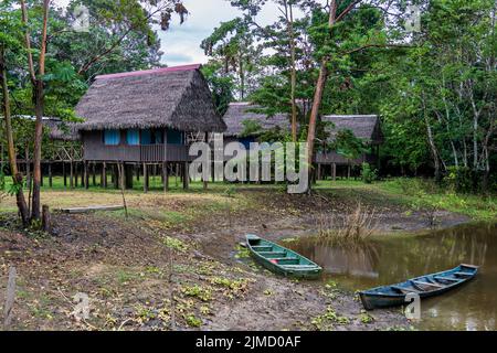 Il Curassow Amazon Lodge si trova sulle rive del fiume Yanayacu nell'Amazzonia peruviana Foto Stock