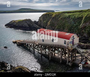 La vecchia stazione di scialuppa di salvataggio RNLI a ST davids, Pembrokeshire, Galles. Foto Stock