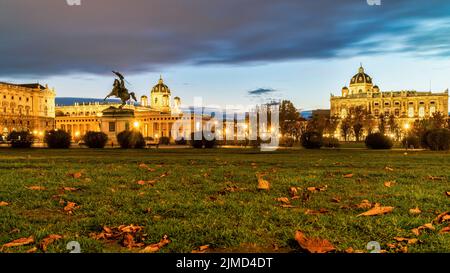 Paesaggio notturno con vista su Heldenplatz, Piazza degli Eroi a Vienna. Foto Stock