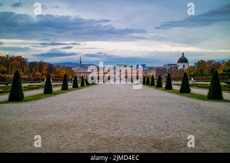 Il principale vicolo a piedi prima del Belvedere Unteres a Vienna su uno sfondo di cielo nuvoloso. Foto Stock