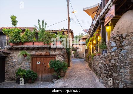 Pittoresche stradine del vecchio villaggio di Kakopetria, sulle montagne di Troodos a Cipro Foto Stock