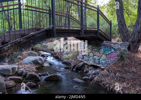 Ponte sul flusso d'acqua regolare al Vateri Footpah a Kakopetria, Cipro Foto Stock
