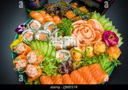 Delizioso cibo libanese, sfiha gratin con labneh e formaggio su sfondo nero ardesia pietra e. Foto Stock