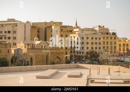 Centro di Beirut, capitale del Libano, albero e architettura classica e caratteristica del paese Foto Stock