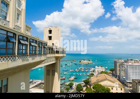 Vista del Lacerda ascensore e la baia di Todos os Santos in Salvador, Bahia, Brasile. Foto Stock