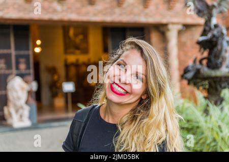 Giovane bionda approdo turistico di fronte all'Istituto Ricardo Brennand di Recife, Brasile. Foto Stock