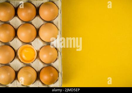 Belle uova di pollo fresche. Foto Stock