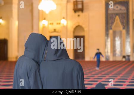 Beirut, Libano, 03 - 2017 aprile: Donne che pregano all'interno della moschea di Mohammad al-Amin a Beir Foto Stock