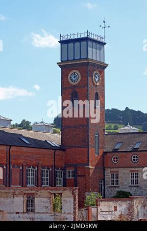 Torre dell'orologio, edifici di fabbrica e zona industriale di Avocet, a Dudbridge, Stroud, Gloucestershire, Inghilterra, REGNO UNITO, GL5 Foto Stock