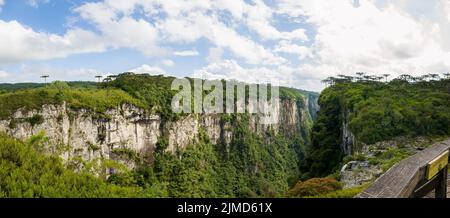 Bellissimo paesaggio del Canyon di Itaimbezinho e verde foresta pluviale, Foto Stock