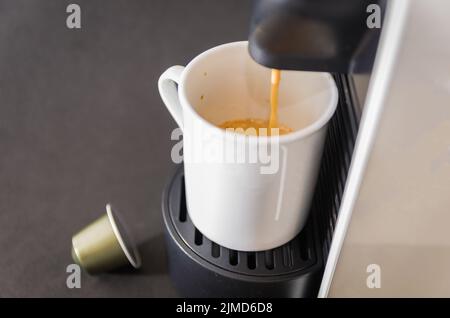 Macchina per il caffè che servono caffè, caffè espresso, caffè pod. Foto Stock