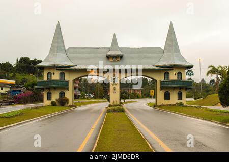 GRAMADO, RIO GRANDE DO SUL, Brasile - 11 agosto 2018: Gateway Portico entrata della città di Gramado Foto Stock