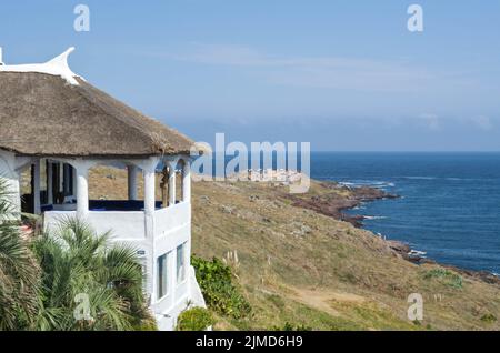 Vista sul mare da Punta Ballena, Punta del Este Uruguay, Casapueblo. Si tratta di un hotel e di un galler Foto Stock