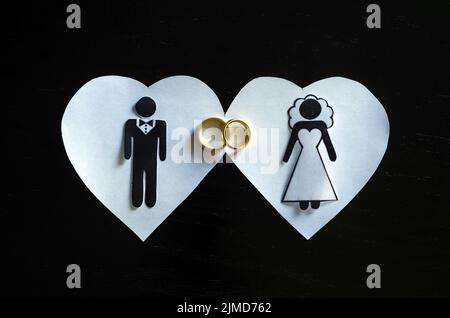 Grande concetto di amore, matrimonio e complicità. Taglio Papeu, forma del cuore con bride e groom ins Foto Stock