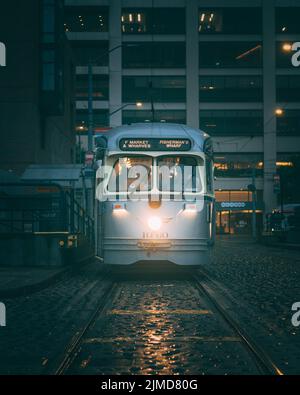 Tram di notte, nell'Embarcadero, San Francisco, California Foto Stock
