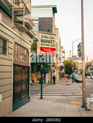 Cartello d'epoca Golden Eagle Market, nel Mission District, San Francisco, California Foto Stock