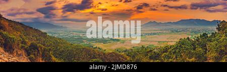 Splendida vista panoramica della risaia e delle montagne. Panorama Foto Stock