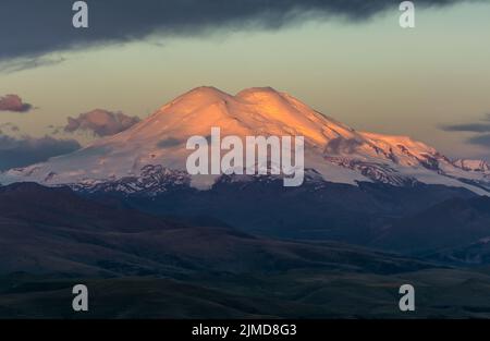 Elbro all'alba sulle montagne del Caucaso Foto Stock