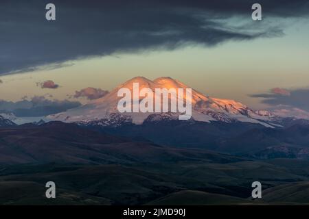 Elbro all'alba sulle montagne del Caucaso Foto Stock