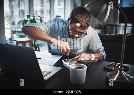 Questa sarà la mia più grande invenzione: Un giovane ingegnere che lavora da casa. Foto Stock