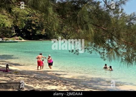 I visitatori hanno tempo libero sulla spiaggia di Pulau Sapi (Isola Sapi), una parte del Parco Tunku Abdul Rahman a Sabah, Malesia. Foto Stock