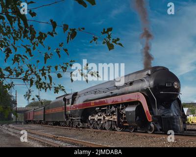 Vista di un antico motore a vapore restaurato che soffia fumo e vapore Foto Stock