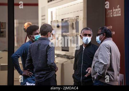Foto di uomini indiani che discutono per le strade di Belgrado, Serbia, indossando una maschera protettiva, durante il 2020 2021 coronavirus covid 19 ore Foto Stock