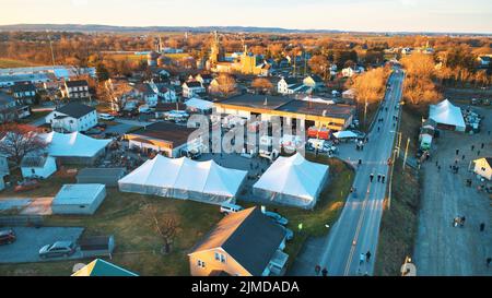 Vista aerea di un fango Amish vendita con un sacco di Buggies e attrezzature agricole Foto Stock