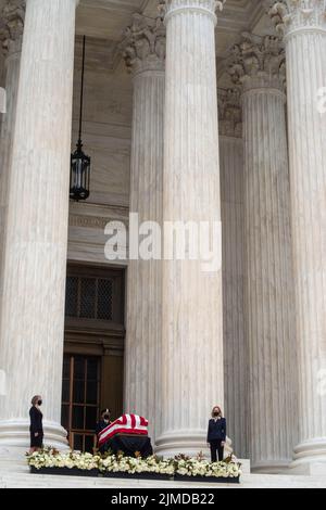 La scrigno di Ruth Bader Ginsburg presso la Corte Suprema è stato colto dalla bandiera americana, con pallandieri Foto Stock