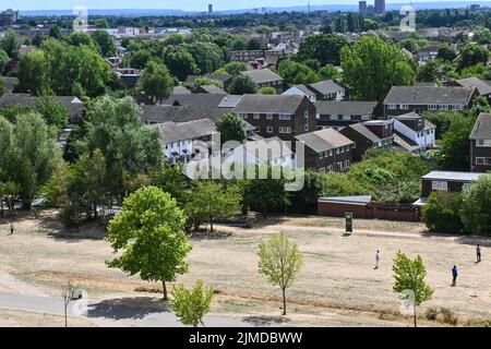 Londra, Regno Unito. 5th ago 2022. Northala Fields colline artificiali create dalle macerie degli stadi di Wembley e White City, Londra, Regno Unito. 5th agosto 2022. Credit: Vedi li/Picture Capital/Alamy Live News Foto Stock