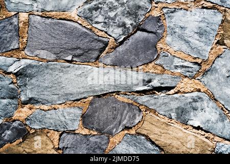 Modello Grigio colore di stile moderno Design decorativo irregolare fessurato Parete di pietra reale superficie con cemento Foto Stock