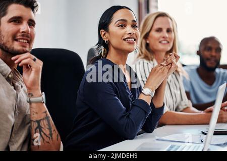 Ora un pubblico accattivante. Un gruppo di colleghi aziendali che hanno una riunione strategica nella sala riunioni. Foto Stock