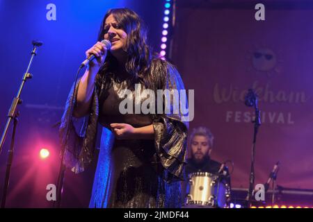 Sarah Joyce, cantautore britannico nato in Pakistan, meglio conosciuto con il suo nome di scena, Rumer, si esibisce dal vivo sul palco al Wickham Festival, Hampshire. Supportato da importanti figure del settore musicale, tra cui Burt Bacharach, Elton John, Carly Simon e Jools Holland, Rumer è stato nominato per due premi Brit il 13 gennaio 2011. Il suo album di debutto, Seasons of My Soul, pubblicato nel 2010, ha raggiunto il picco sulla UK Charts alla #3, è stato certificato platino nel 2013, avendo venduto oltre un milione di copiesand è stato elencato alla #26 nella Official Top 40 Biggest Debut Albums of the decade nel 2019. La voce di Rumer è stata descritta da Foto Stock