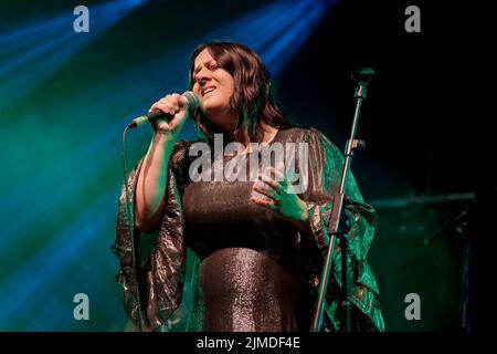 Sarah Joyce, cantautore britannico nato in Pakistan, meglio conosciuto con il suo nome di scena, Rumer, si esibisce dal vivo sul palco al Wickham Festival, Hampshire. Supportato da importanti figure del settore musicale, tra cui Burt Bacharach, Elton John, Carly Simon e Jools Holland, Rumer è stato nominato per due premi Brit il 13 gennaio 2011. Il suo album di debutto, Seasons of My Soul, pubblicato nel 2010, ha raggiunto il picco sulla UK Charts alla #3, è stato certificato platino nel 2013, avendo venduto oltre un milione di copiesand è stato elencato alla #26 nella Official Top 40 Biggest Debut Albums of the decade nel 2019. La voce di Rumer è stata descritta da Foto Stock