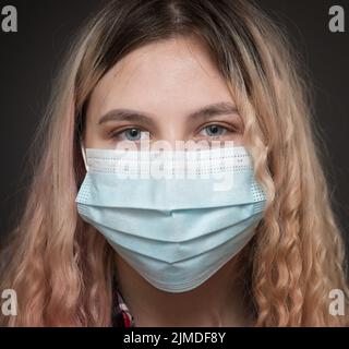 Ragazza in maschera Foto Stock