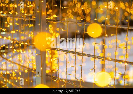 Messa a fuoco selettiva delle luci di Natale a LED. L'illuminazione del capodanno magico. Foto Stock