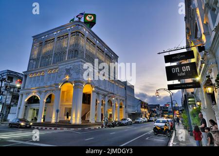 Phang-Nga Road nella zona della città vecchia di Phuket al tramonto, con la banca Kasikorn sulla sinistra, sulla destra, sull'on Hotel (Memories at on on on Boutique Hotel) Foto Stock