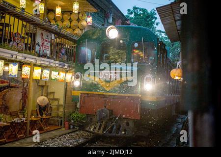 Hanoi, Vietnam. 30th luglio 2022. Il treno da Hanoi a ho Chi Minh City passa le caffetterie di 'Train Street'. Quasi tre anni dopo la chiusura della famosa 'Train Street' nella capitale del Vietnam Hanoi, la vista popolare come selfie spot è di nuovo aperto. (A dpa: 'Popolare 'Train Street' in Hanoi aperto di nuovo - ma non ufficialmente') credito: Chris Humphrey/dpa/Alamy Live News Foto Stock