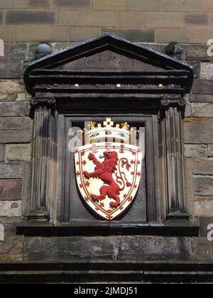 The Royal Arms of Scotland con un leone rampant al Castello di Edimburgo a Edimburgo, Lothian, Scozia, Regno Unito. Foto Stock