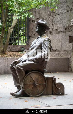 Statua della FDR in sedia a rotelle al suo memoriale a Washington, DC Foto Stock