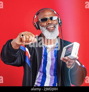 Non fanno più musica come questa. Un uomo maturo che ascolta la musica attraverso le cuffie. Foto Stock
