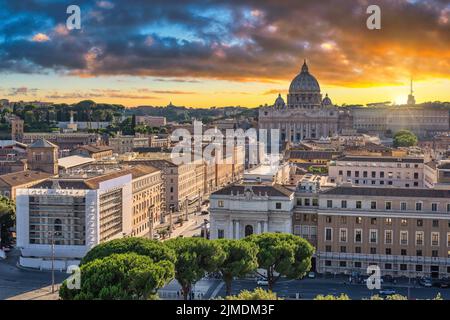 Roma Vaticano Italia, vista ad alto angolo dello skyline della città al tramonto nel centro di Roma Foto Stock