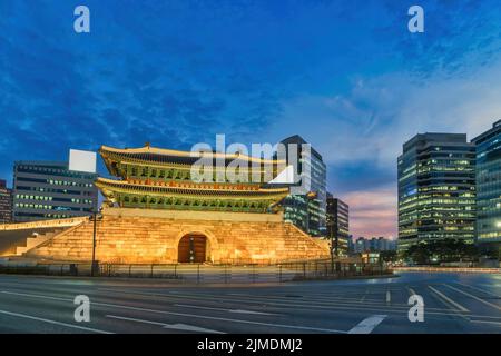 Seoul Corea del Sud, skyline notturno della città alla porta di Namdaemun (Sungnyemun) Foto Stock