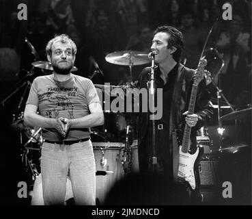 Eric Clapton, Joe Cocker e Bill Wyman suonano insieme ALLE ARMI (Action into Research for Multiple Sclerosis) Concerto di beneficenza a Madison Square Garden a New York il 17 dicembre 1983. Credito: Scott Weiner / MediaPunch Foto Stock