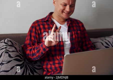 Un ragazzo di stile ha una videochiamata in ufficio a casa Foto Stock