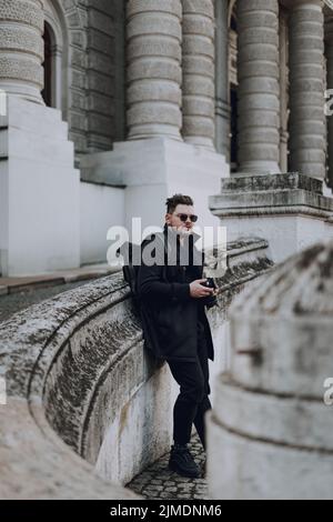 Ragazzo bearded in occhiali da sole con zaino all'aperto Foto Stock